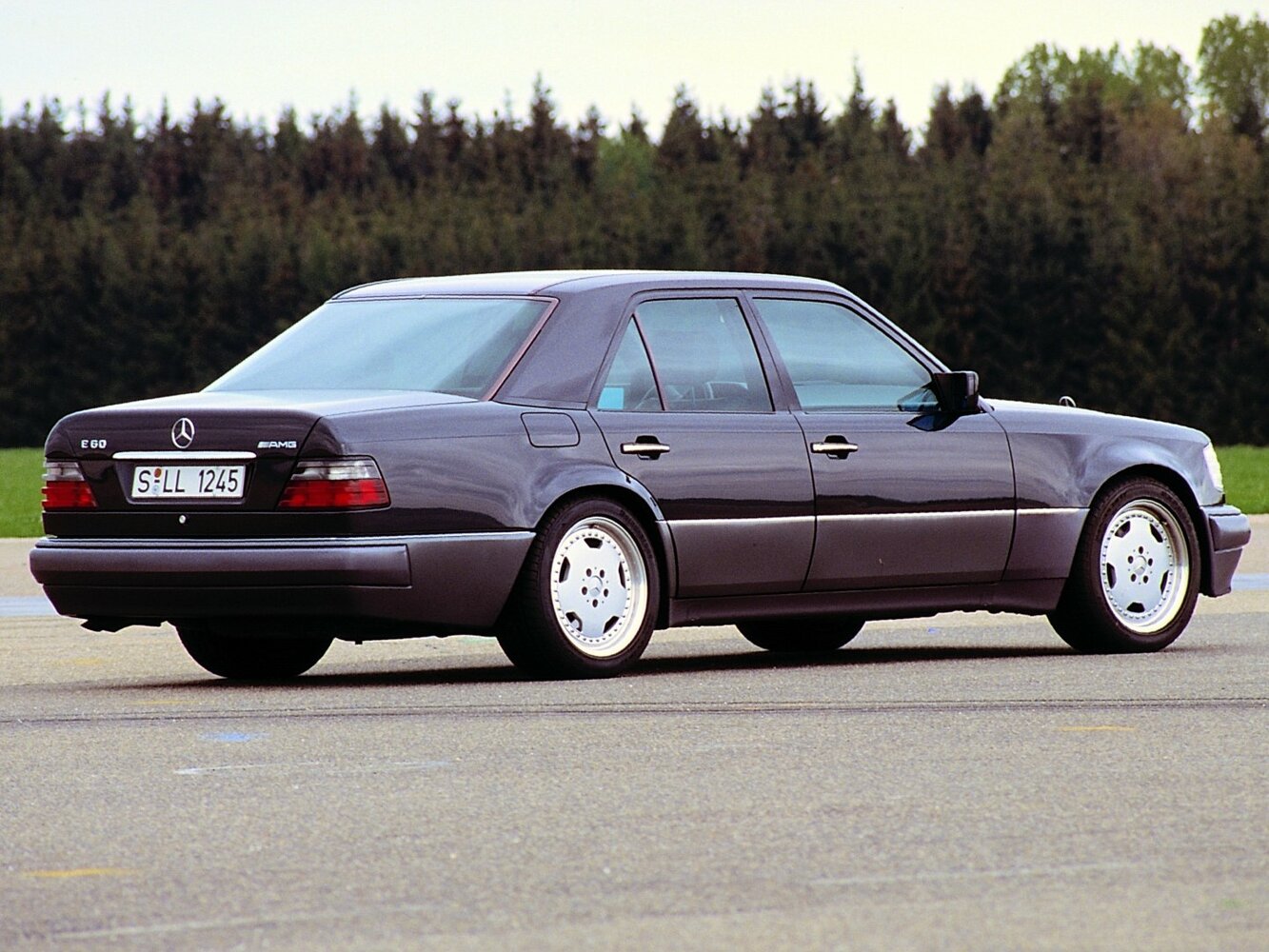 Mercedes-Benz E-Класс AMG, I (W124), 1994–1996, Седан: Вид сзади в три четверти