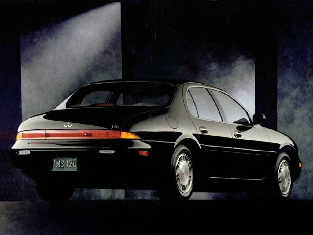 Infiniti J, , 1992–1997, Седан: Вид сзади в три четверти