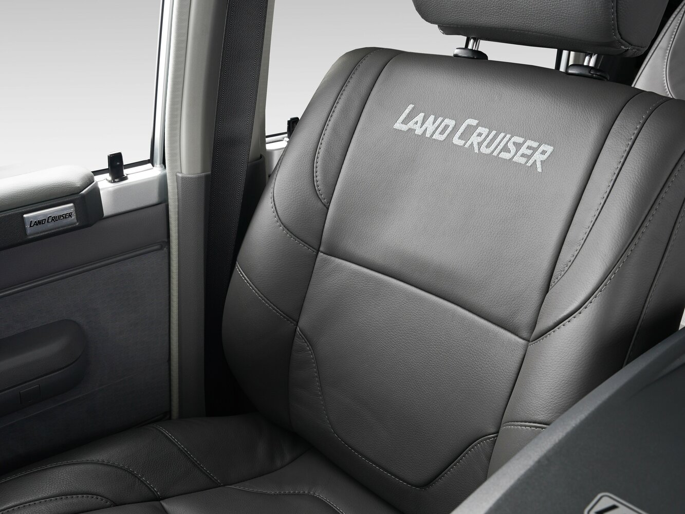 Toyota Land Cruiser, 70 Series facelift 2, 2023–2026, SUV 3 door 78: Front cabin