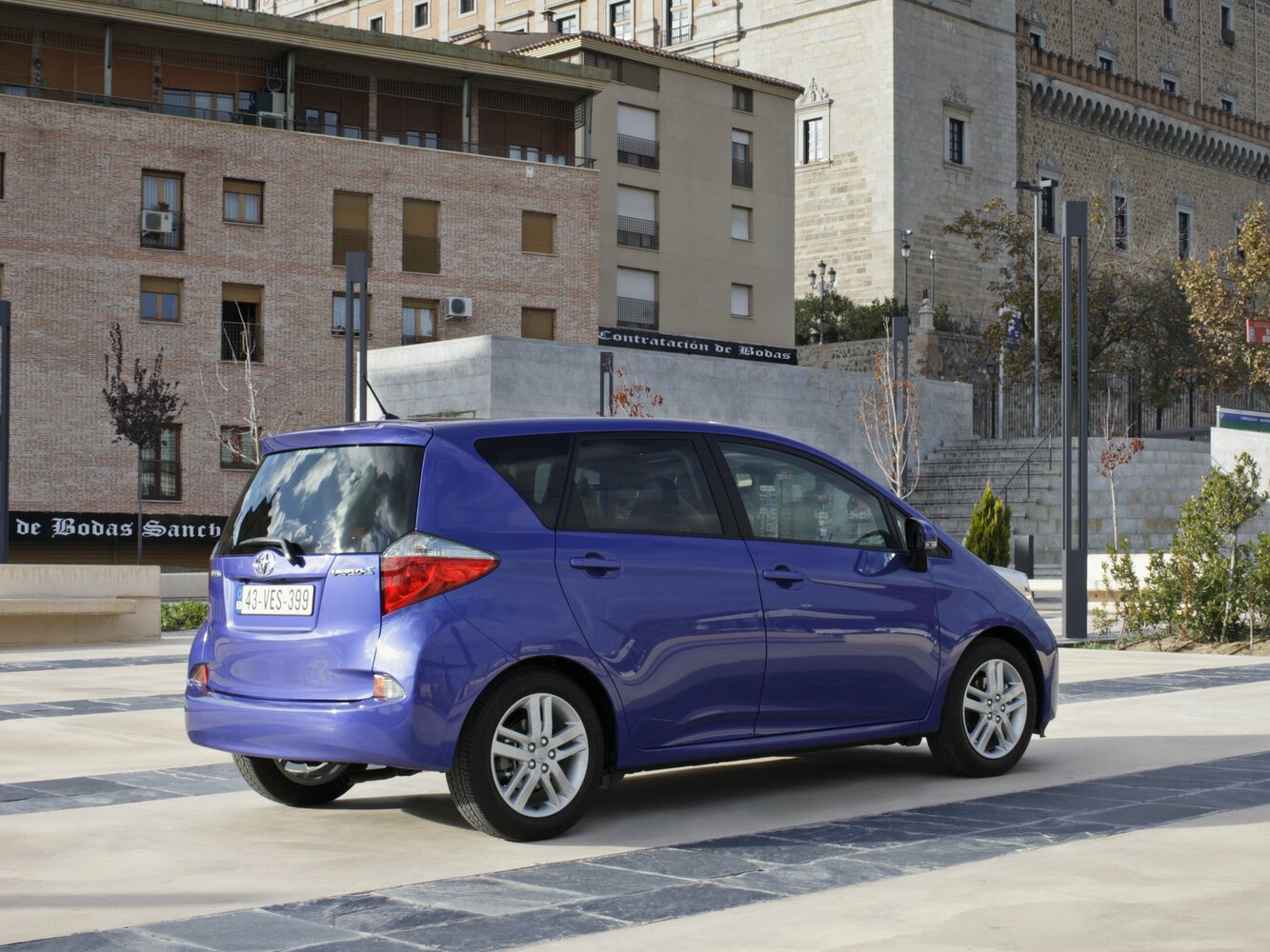 Toyota Verso-S, , 2010–2018, Hatchback 5 door: Rear three-quarter view