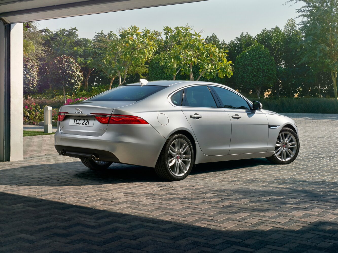 Jaguar XF, II, 2015–2020, Седан: Вид сзади в три четверти