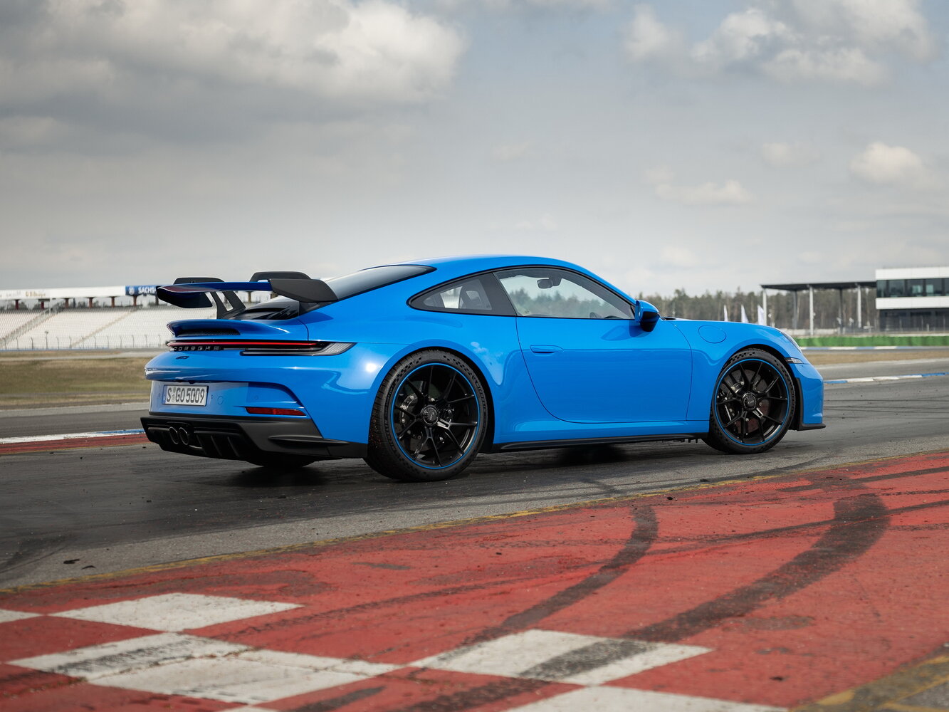 Porsche 911 GT3, 992, 2021–2025, Купе: Вид сзади в три четверти