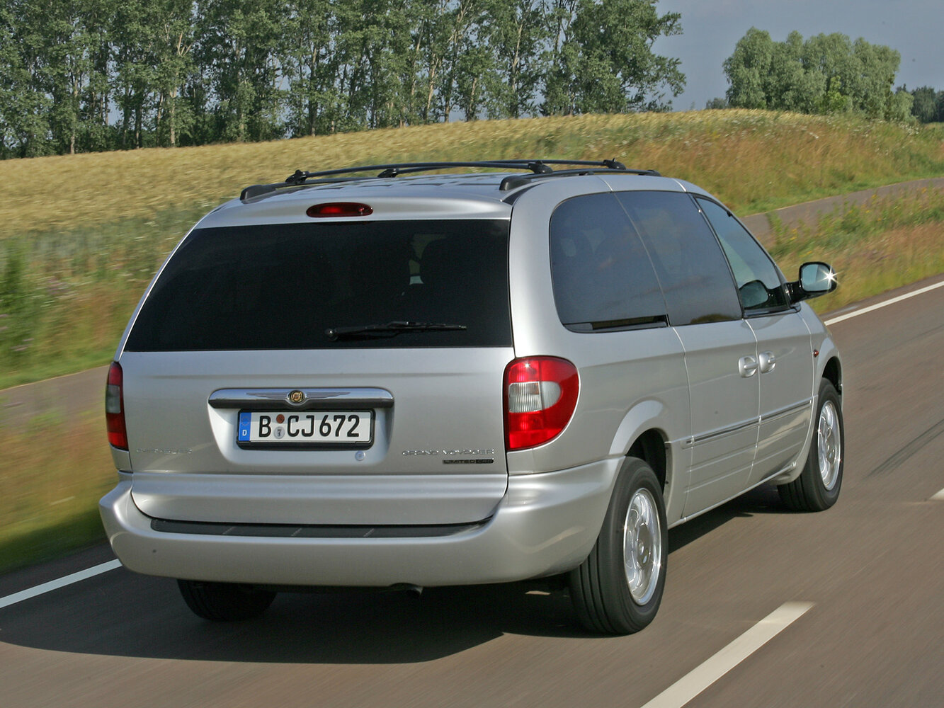 Chrysler Voyager, IV Рестайлинг, 2004–2008, Минивэн Grand: Вид сзади в три четверти