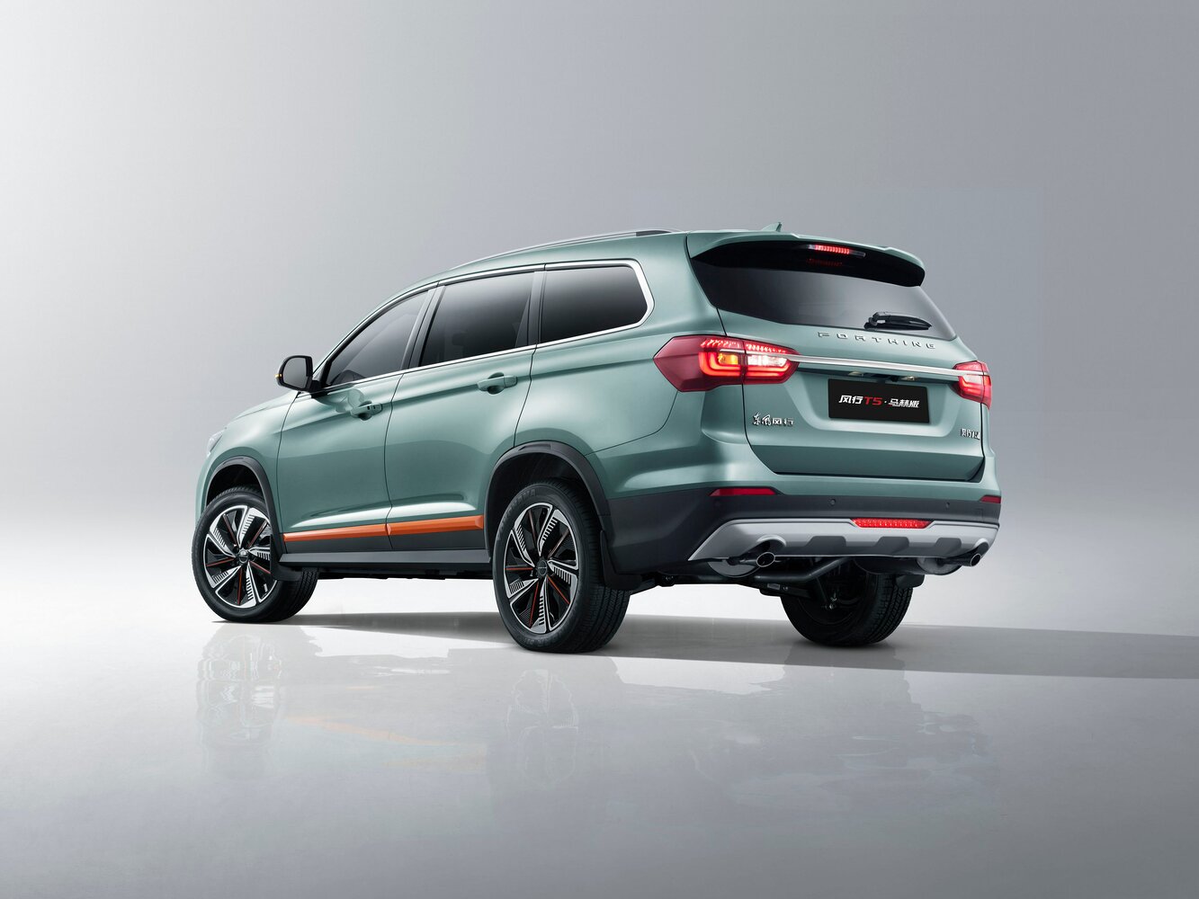 Forthing T5, I facelift 2, 2022–2026, SUV 5 door 7-seater: Rear three-quarter view