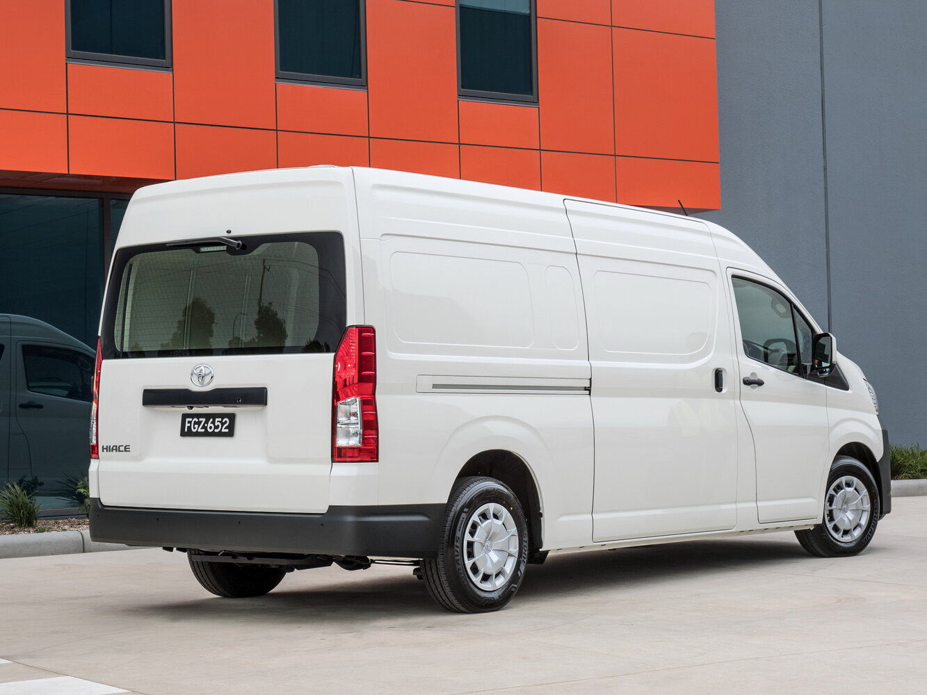 Toyota HiAce, H300, 2019–2026, Фургон: Вид сзади в три четверти
