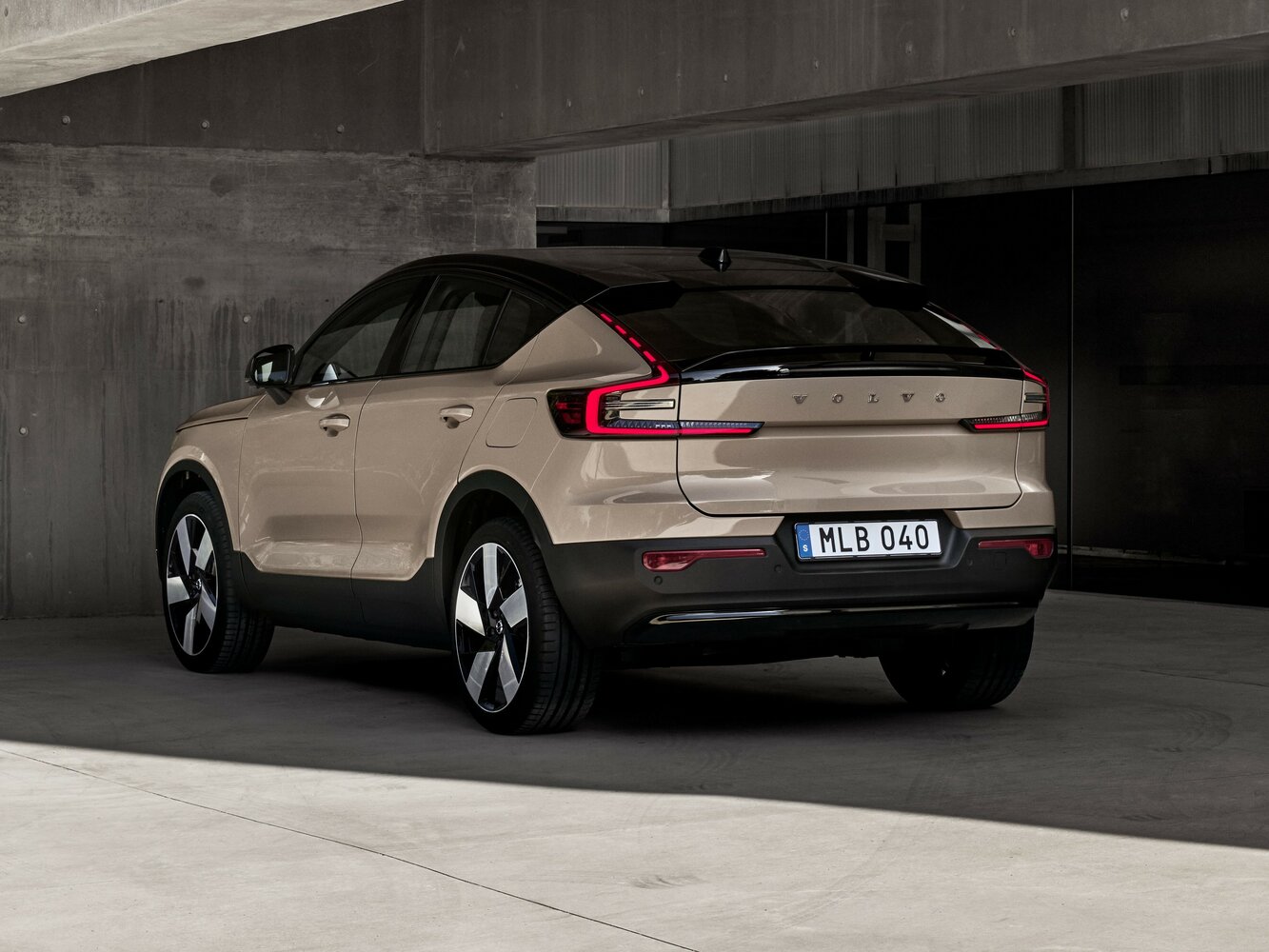 Volvo EC40, , 2024–2026, SUV 5 door: Rear three-quarter view