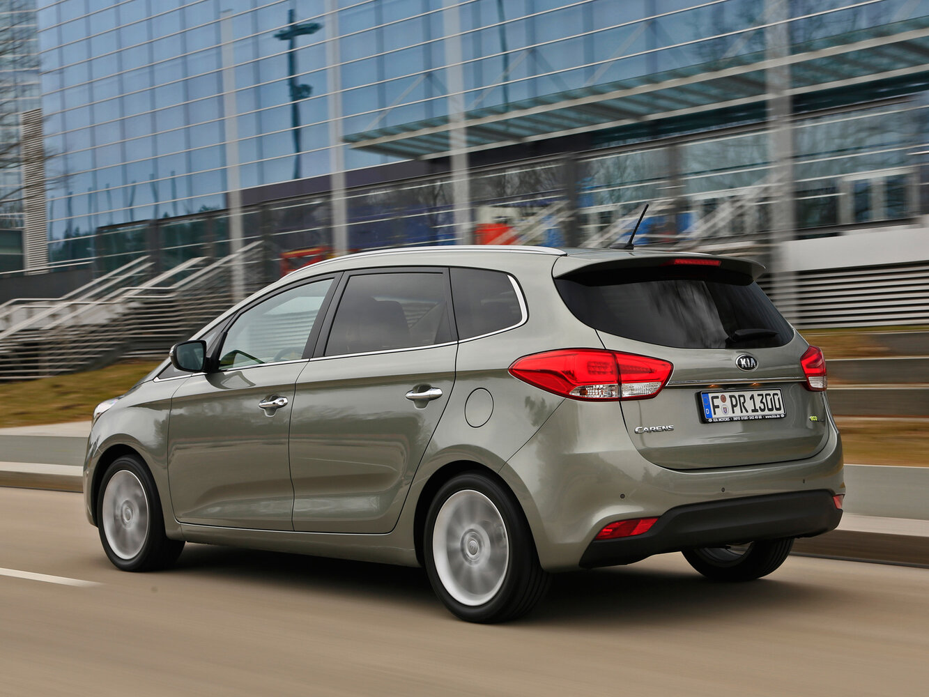 Kia Carens, III (RP), 2013–2019, Compact MPV: Rear three-quarter view