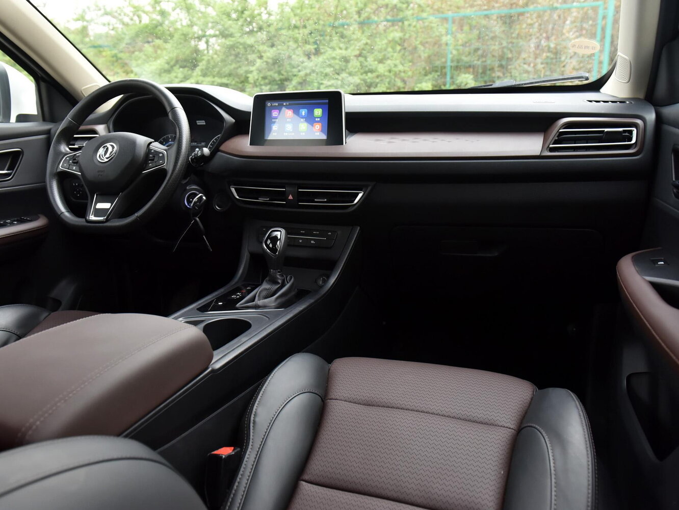 Dongfeng Fengon 560, I, 2017–2021, Внедорожник 5 дв.: Передняя часть салона