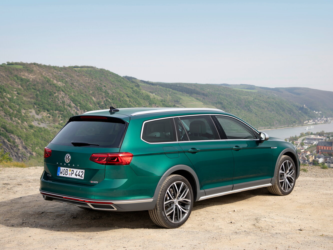 Volkswagen Passat, B8 Рестайлинг, 2019–2023, Универсал 5 дв. Alltrack: Вид сзади в три четверти