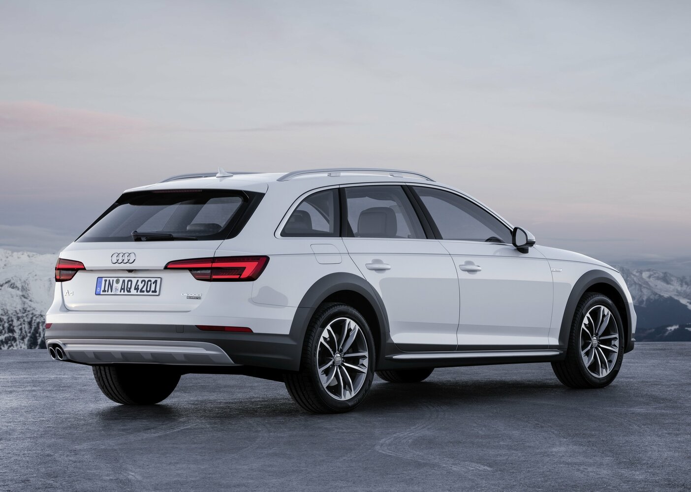 Audi A4 allroad, V (B9), 2016–2020, Estate 5 door: Rear three-quarter view