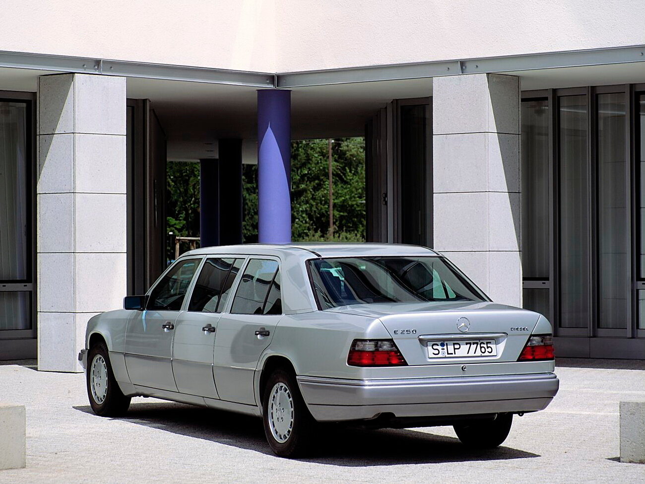 Mercedes-Benz E-Класс, I (W124), 1992–1997, Лимузин: Вид сзади в три четверти