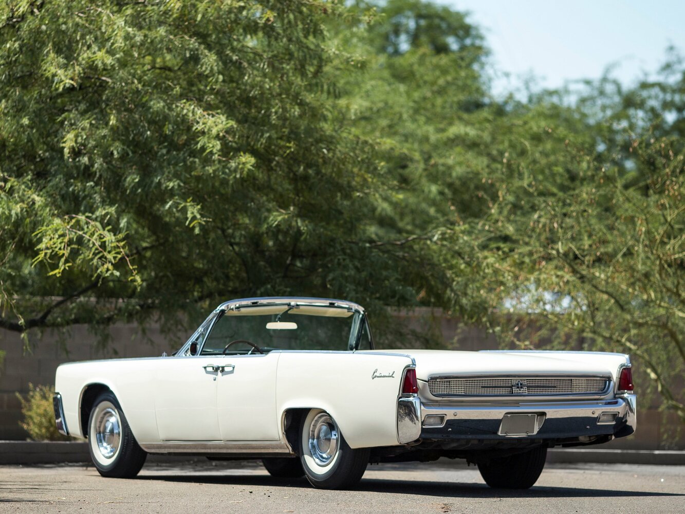 Lincoln Continental, IV, 1961–1969, Convertible: Rear three-quarter view