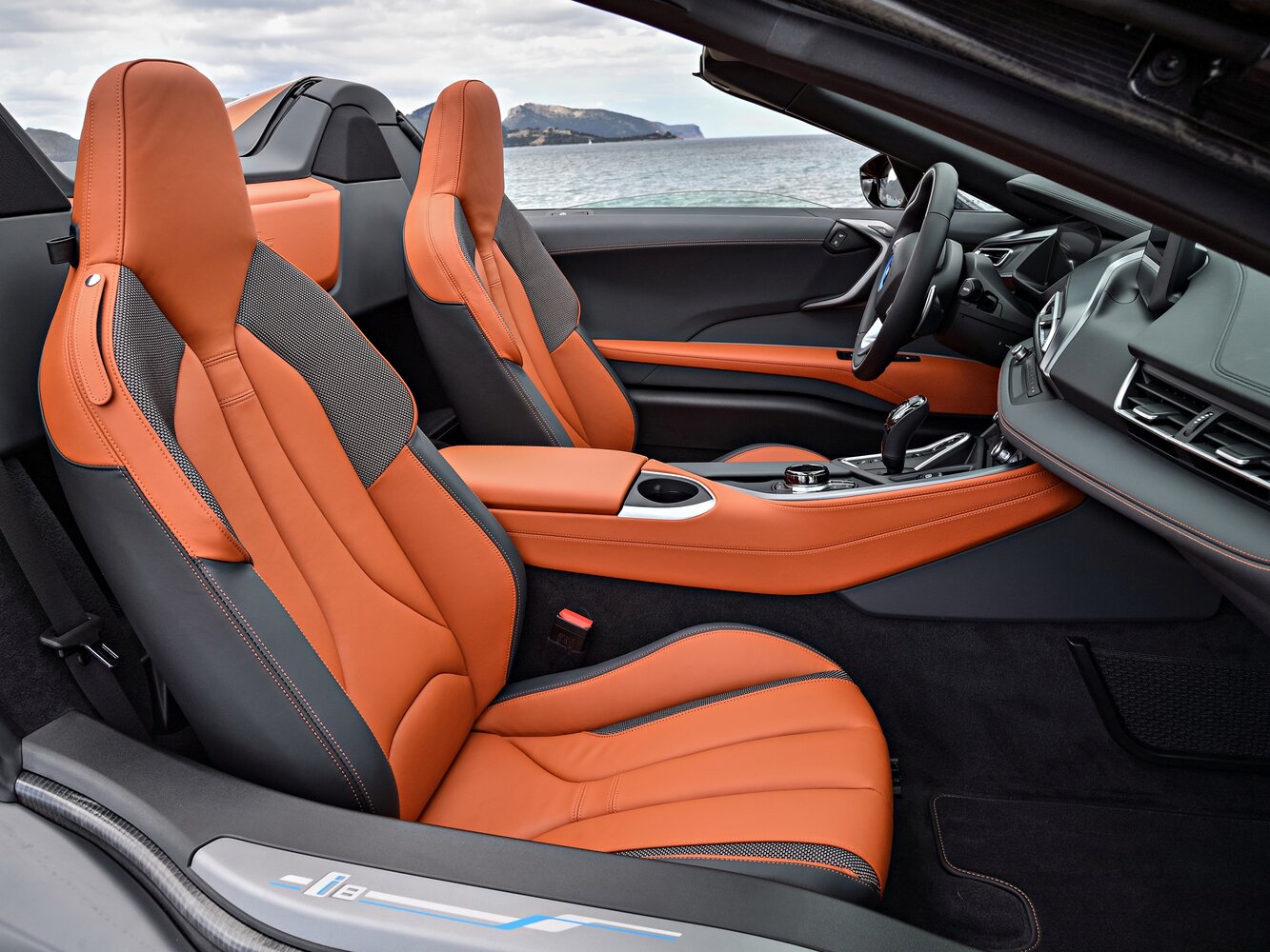 BMW i8, I Рестайлинг, 2017–2020, Родстер Roadster: Передняя часть салона