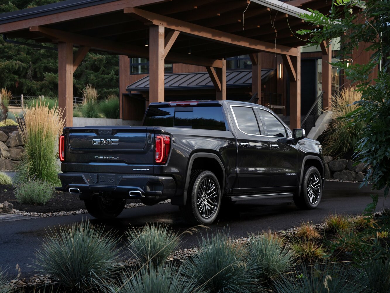 GMC Sierra, IV Рестайлинг, 2022–2026, Пикап Двойная кабина Crew Cab: Вид сзади в три четверти