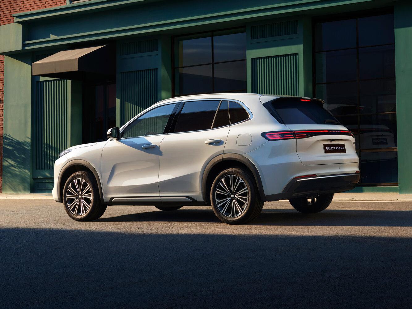 Geely EX5 Гибрид, , 2025–2026, Внедорожник 5 дв.: Вид сзади в три четверти