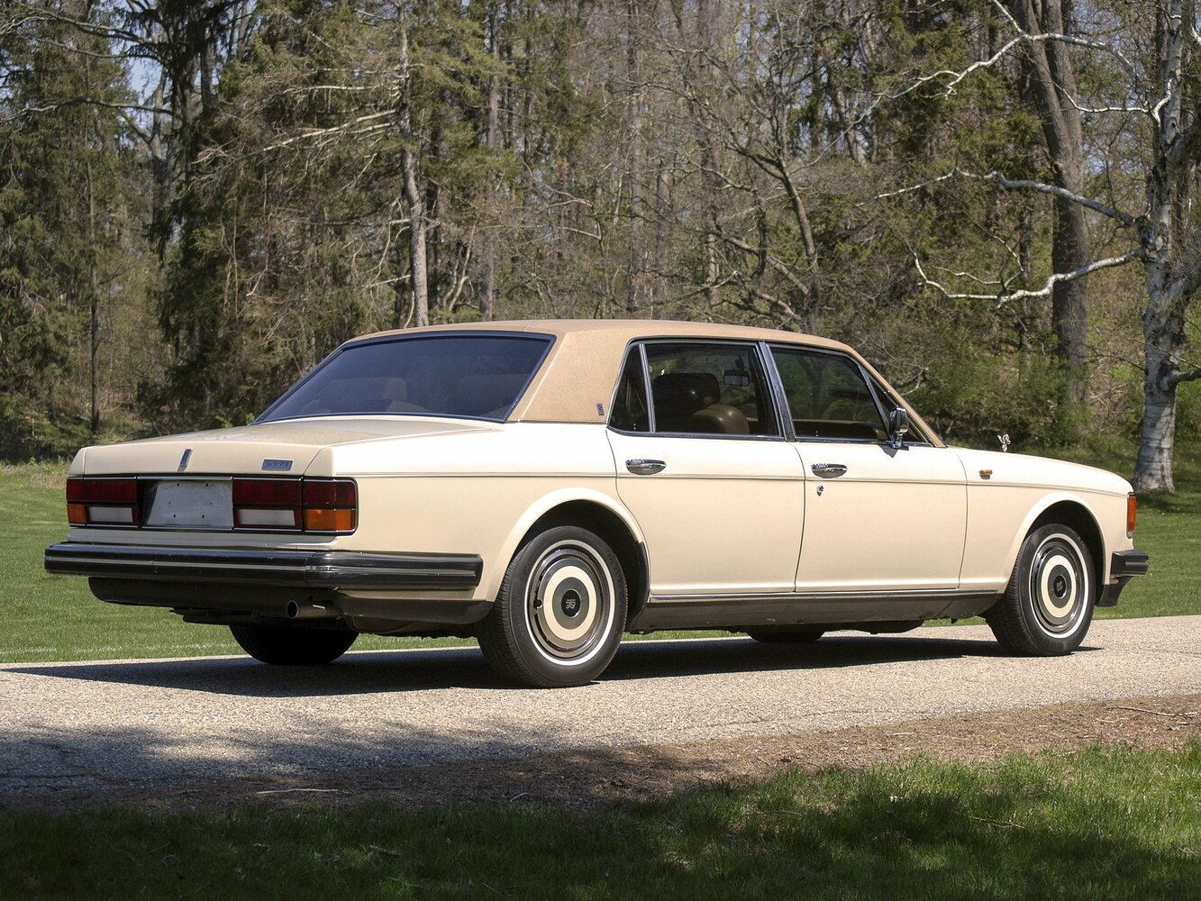 Rolls-Royce Silver Spur, Mark I, 1980–1989, Седан: Вид сзади в три четверти