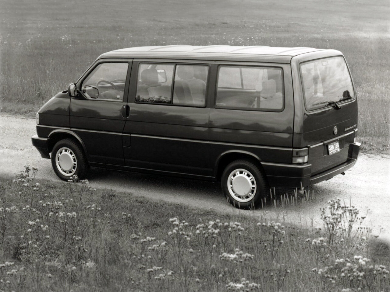 Volkswagen EuroVan, T4, 1992–1997, Минивэн: Вид сзади в три четверти