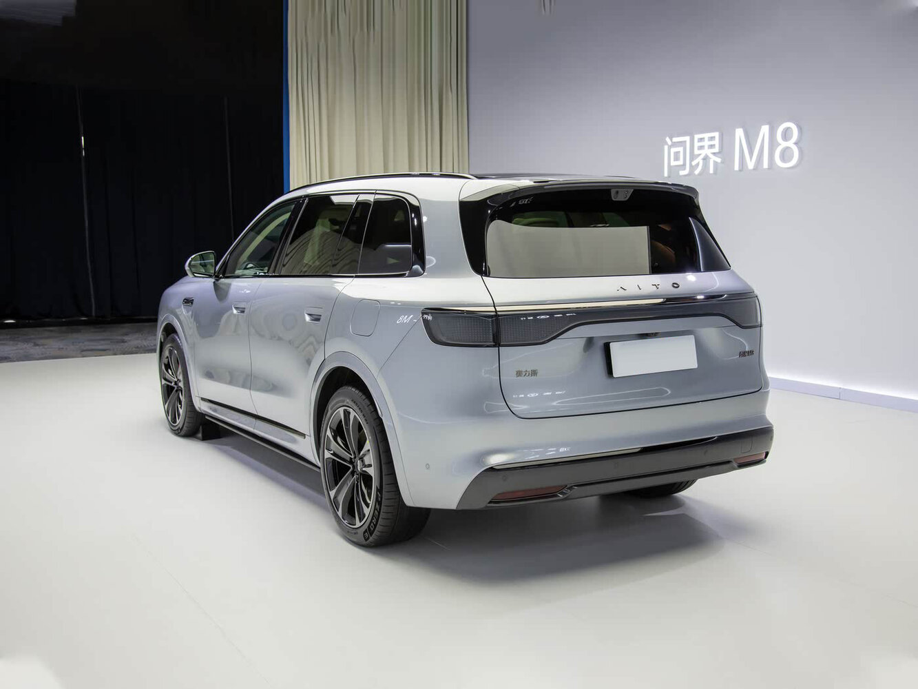 AITO M8, , 2025–2026, Внедорожник 5 дв.: Вид сзади в три четверти