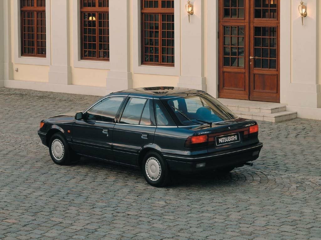 Mitsubishi Lancer, V, 1988–1994, Hatchback 5 door: Rear three-quarter view