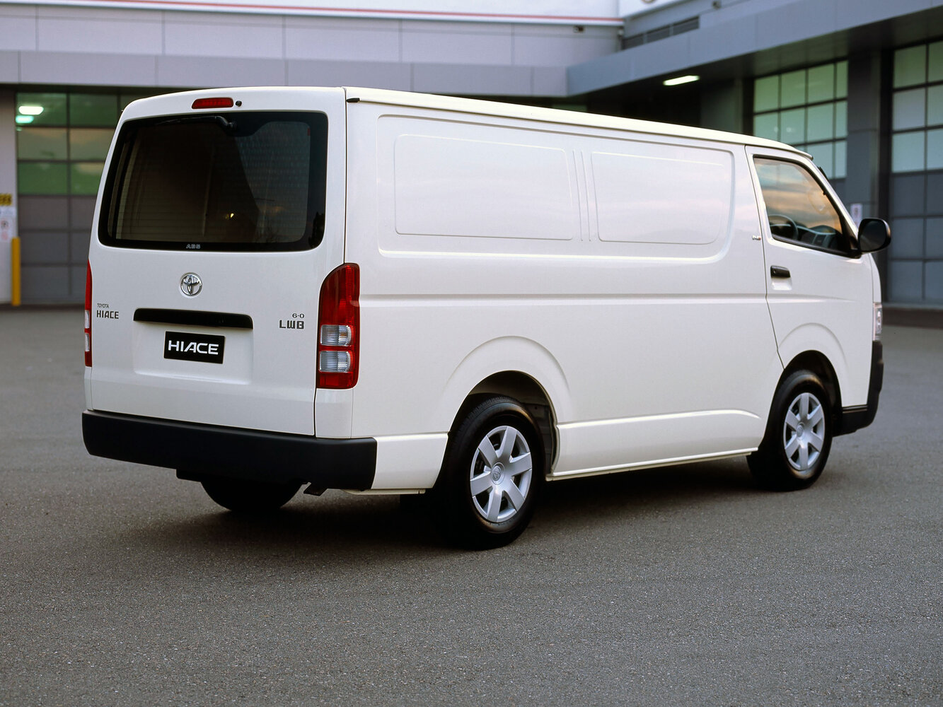 Toyota HiAce, H200, 2004–2010, Фургон: Вид сзади в три четверти
