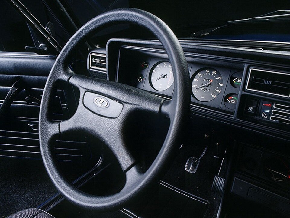 Lada (ВАЗ) 2107, , 1982–2012, Sedan: Front cabin