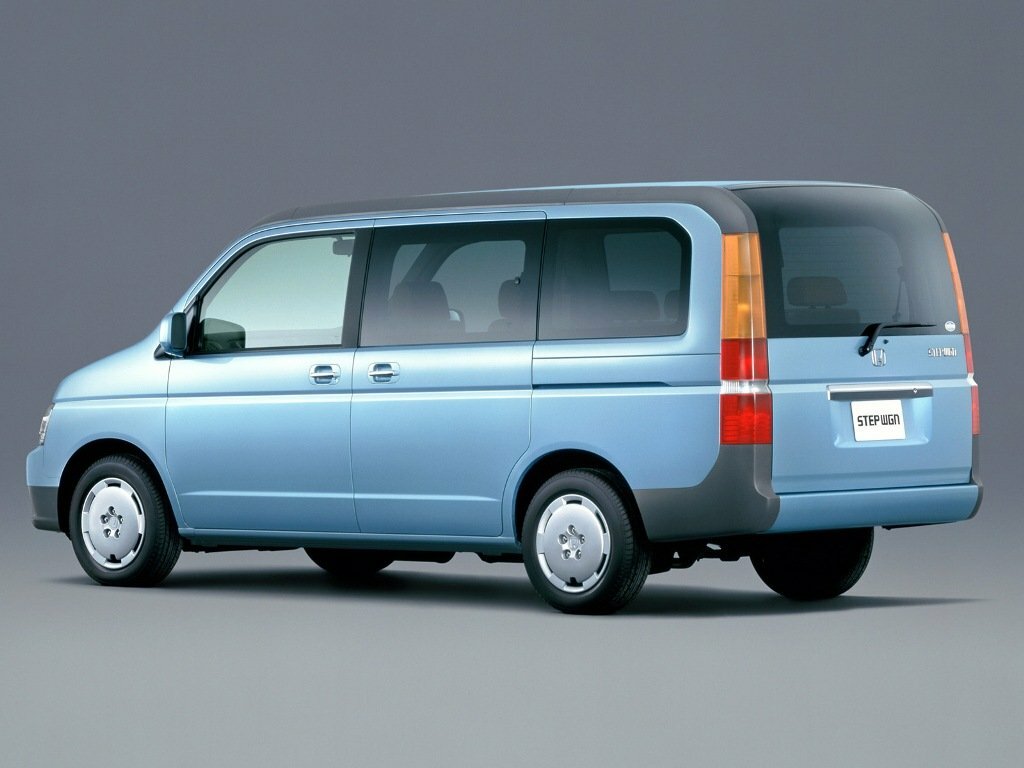 Honda Stepwgn, II, 2001–2003, Minivan: Rear three-quarter view