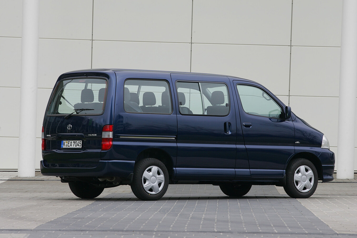 Toyota HiAce, XH10 Рестайлинг, 2006–2012, Минивэн: Вид сзади в три четверти