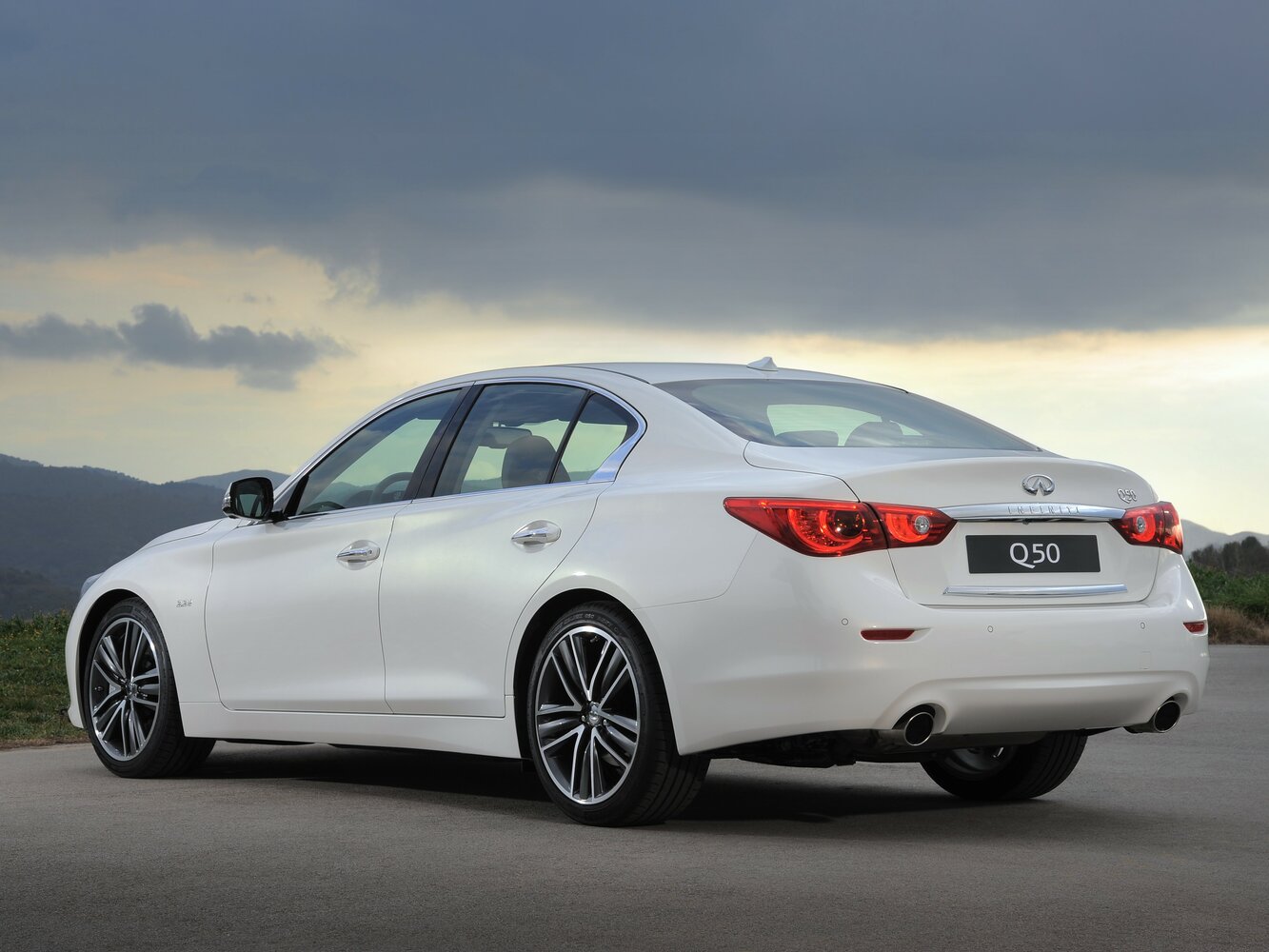 Infiniti Q50, I, 2013–2017, Седан: Вид сзади в три четверти