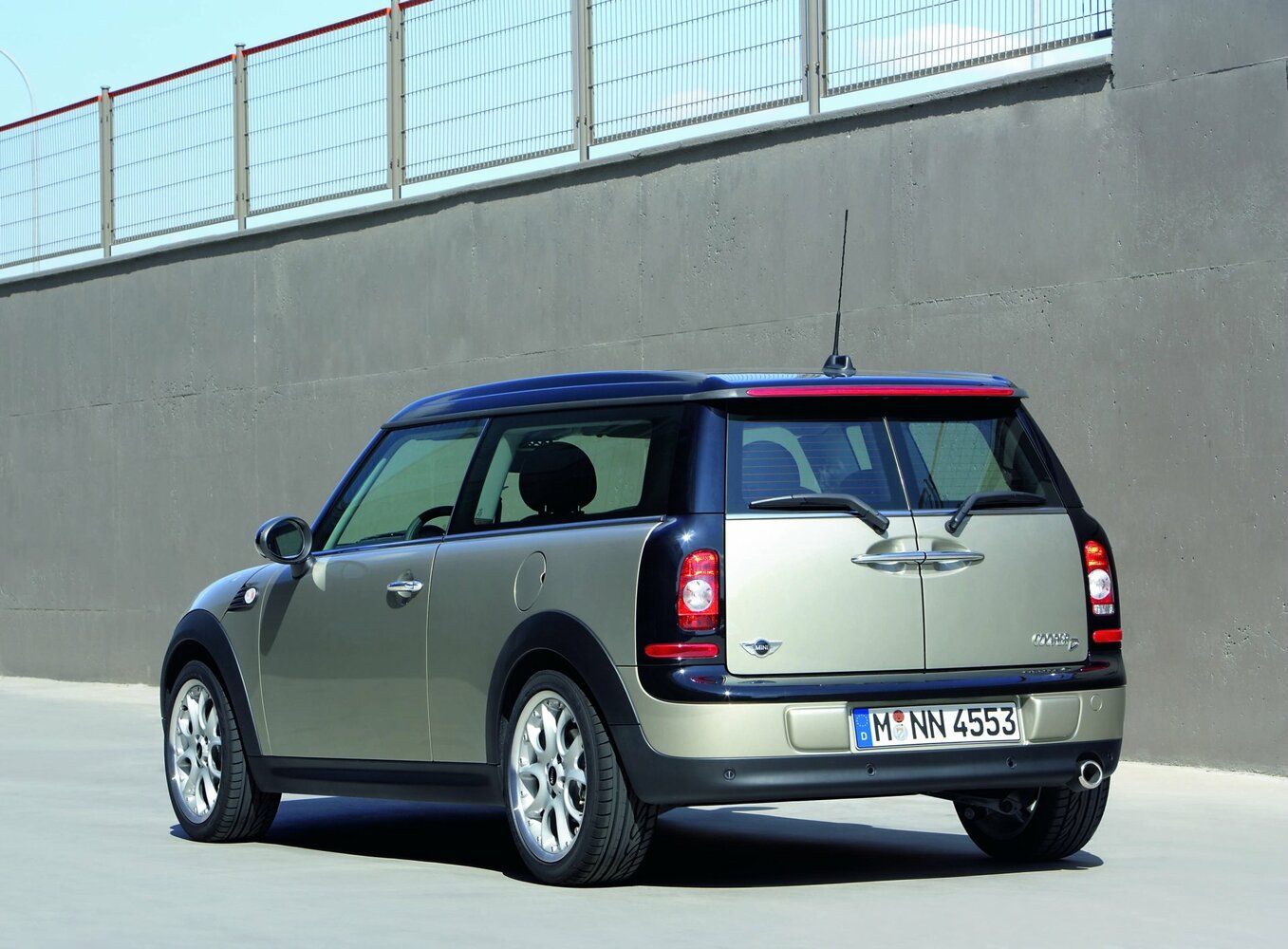 MINI Clubman, I, 2007–2010, Хэтчбек 3 дв.: Вид сзади в три четверти