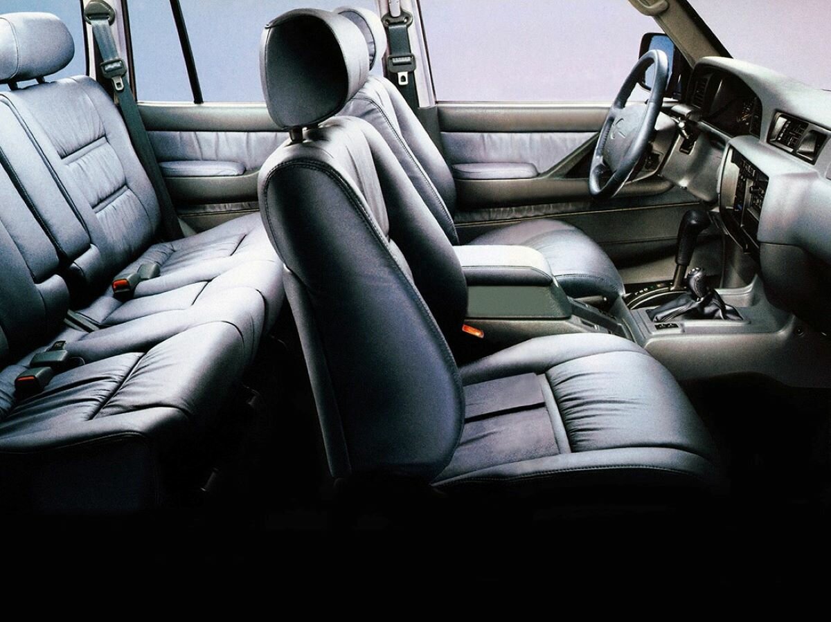 Toyota Land Cruiser, 80 Series facelift, 1995–1997, SUV 5 door: Front cabin