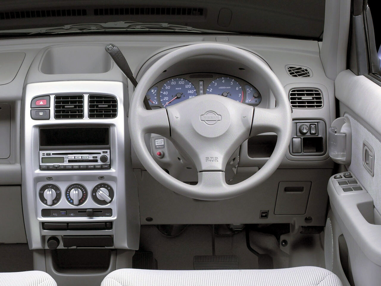 Nissan Cube, I facelift (Z10), 2000–2002, Compact MPV: Front cabin