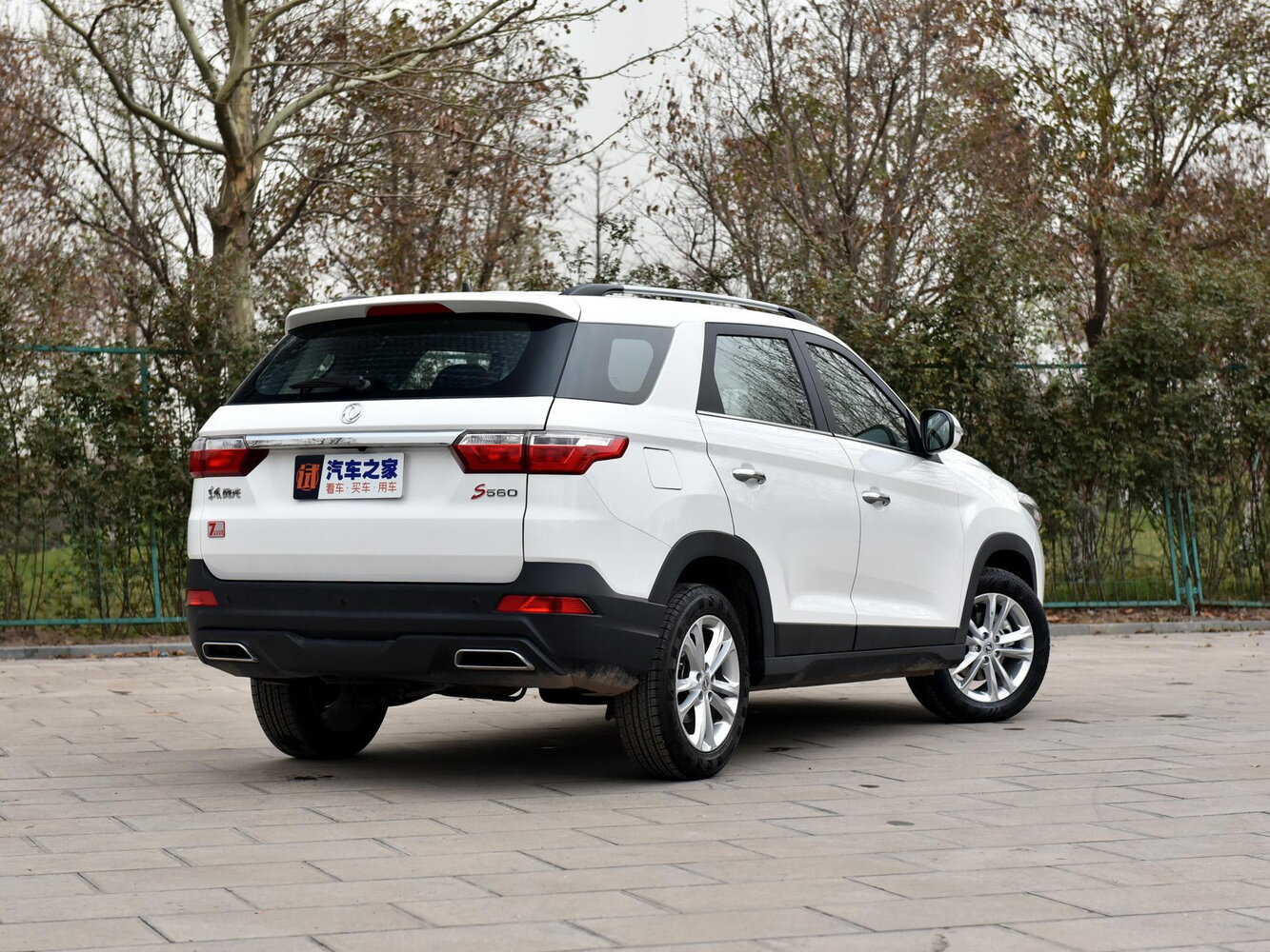Dongfeng Fengon 560, I, 2017–2021, Внедорожник 5 дв.: Вид сзади в три четверти