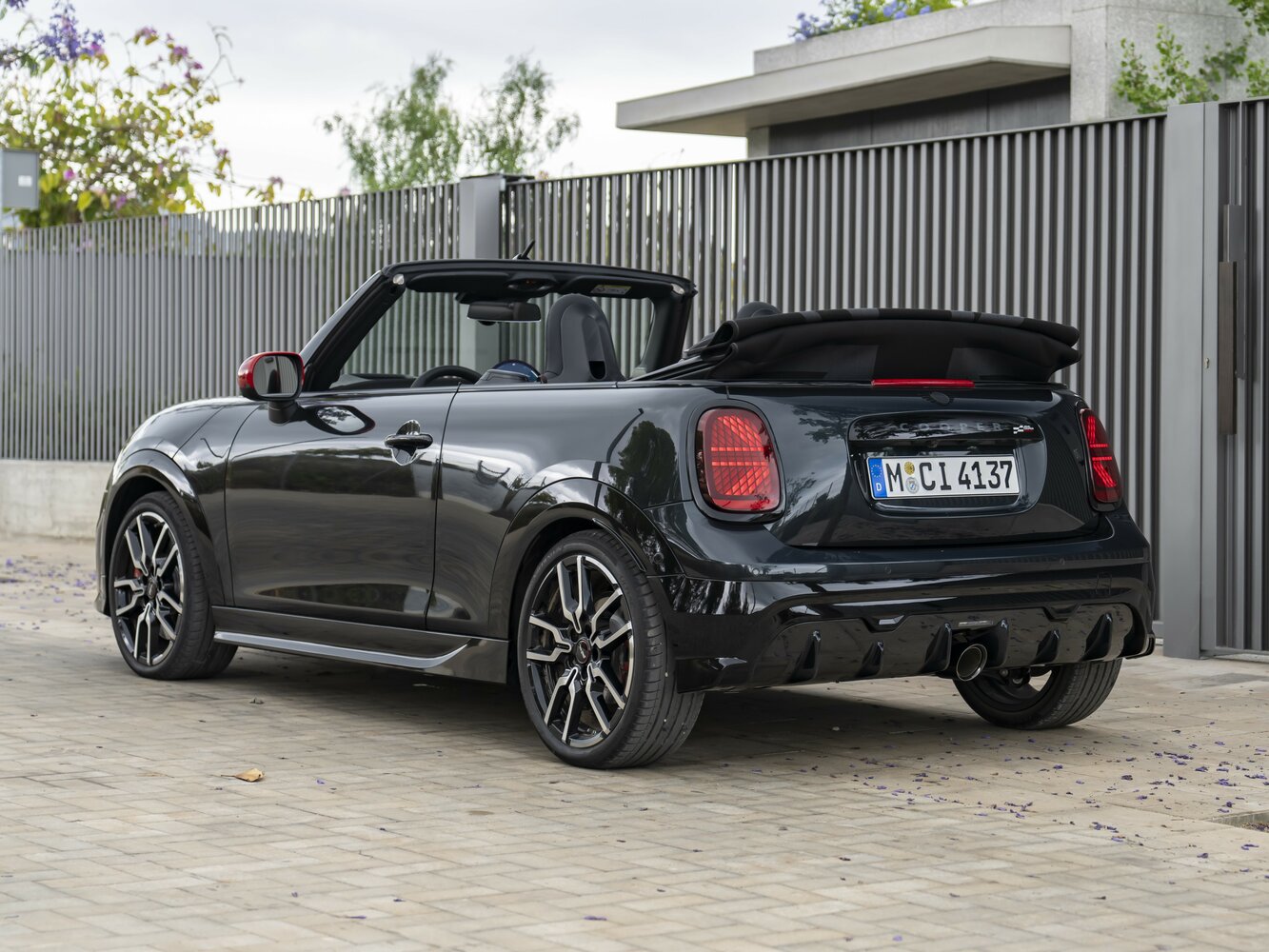 MINI Cabrio, IV, 2024–2026, Convertible JCW: Rear three-quarter view