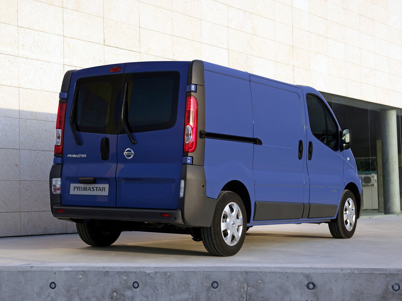 Nissan Primastar, I facelift, 2006–2014, Van: Rear three-quarter view
