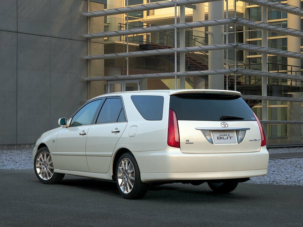 Toyota Mark II, IX (X110), 2000–2007, Estate 5 door Blit: Rear three-quarter view