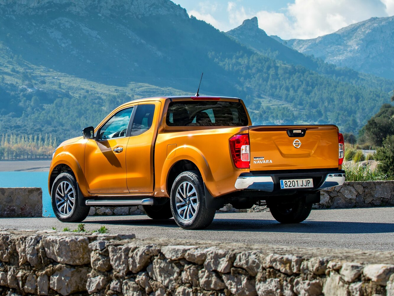 Nissan Navara (Frontier), IV (D23), 2014–2026, Pickup Полуторная кабина King-Cab: Rear three-quarter view