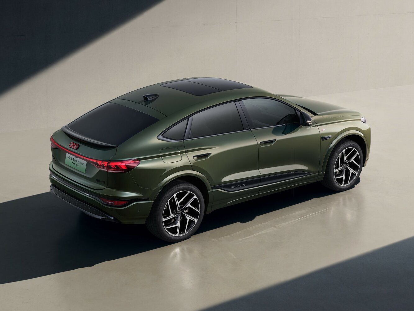 Audi Q6 Sportback e-tron, , 2024–2026, Внедорожник 5 дв. L: Вид сзади в три четверти