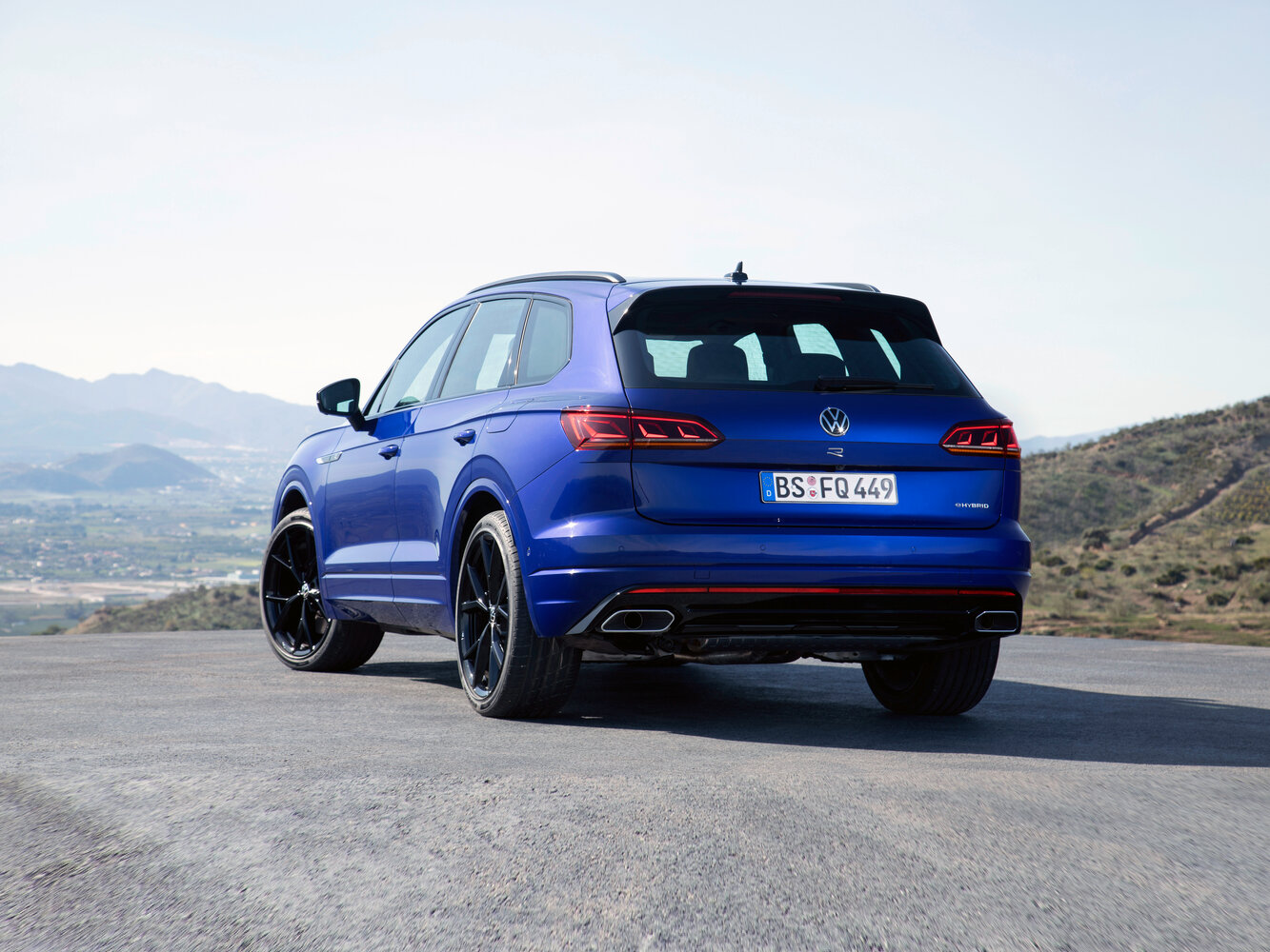 Volkswagen Touareg R, III, 2020–2023, SUV 5 door: Rear three-quarter view