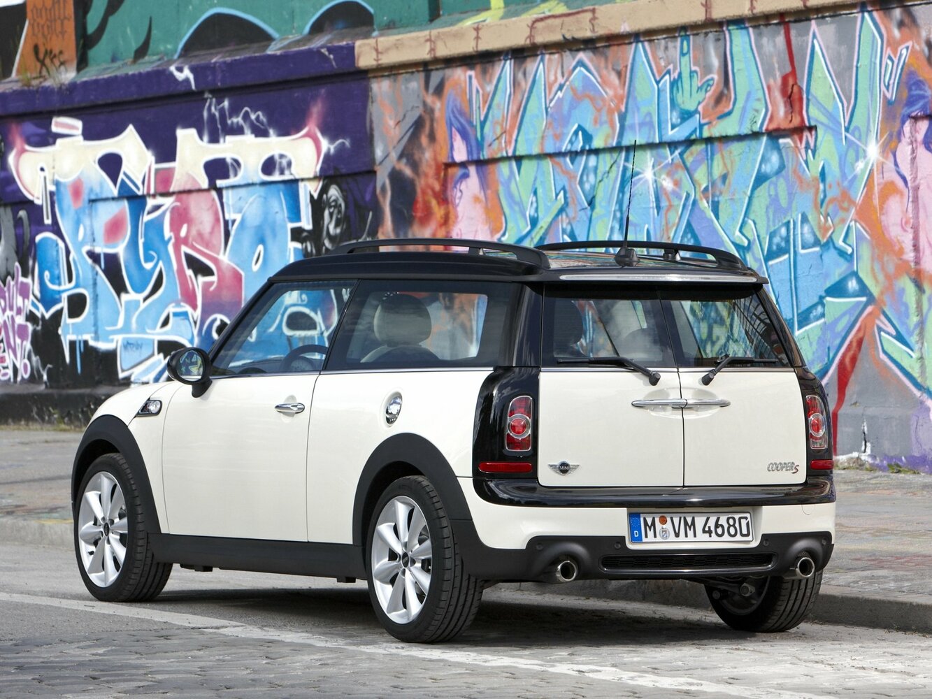 MINI Clubman, I Рестайлинг, 2010–2014, Хэтчбек 3 дв. Cooper S: Вид сзади в три четверти