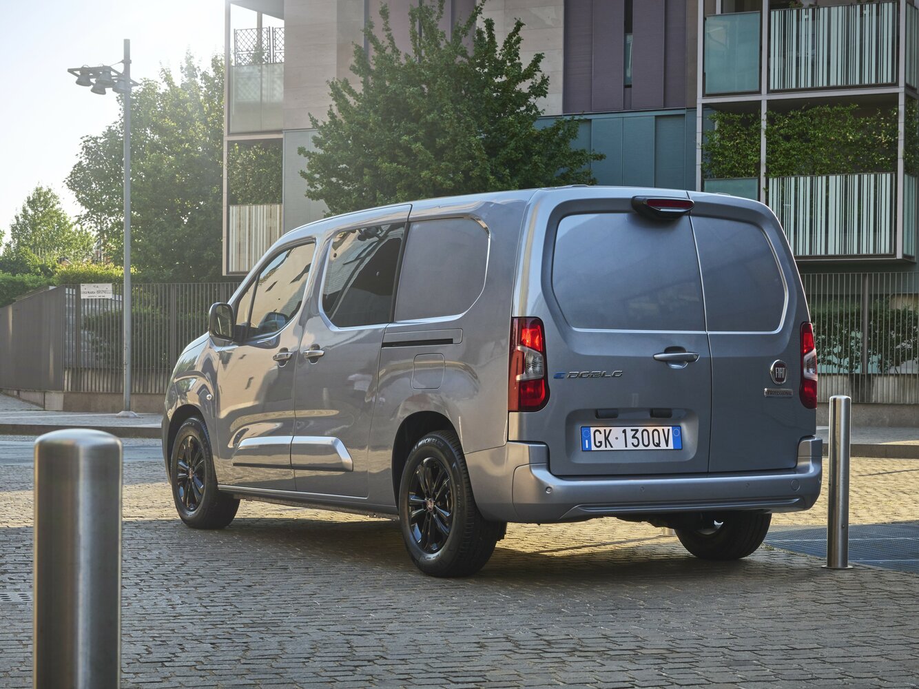 Fiat Doblo, III, 2022–2024, Фургон Long: Вид сзади в три четверти