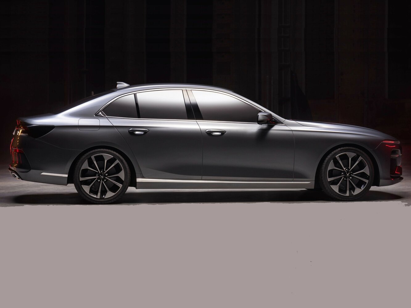 VinFast LUX A2.0, , 2019–2022, Sedan: Side view