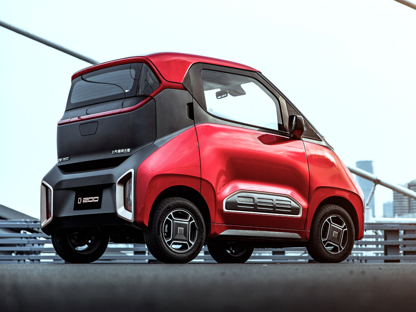 Baojun E200, , 2018–2022, Хэтчбек 3 дв.: Вид сзади в три четверти