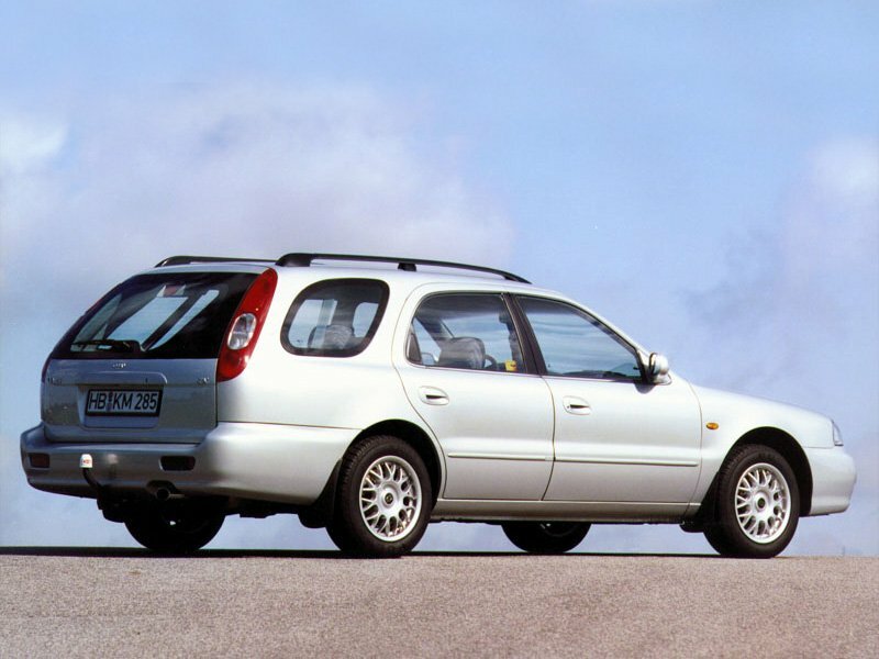 Kia Clarus, II, 1998–2001, Универсал 5 дв.: Вид сзади в три четверти