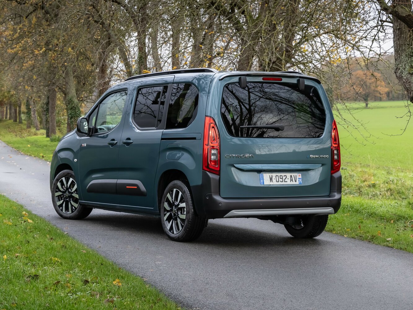 Citroen Berlingo, III Рестайлинг, 2024–2026, Компактвэн: Вид сзади в три четверти