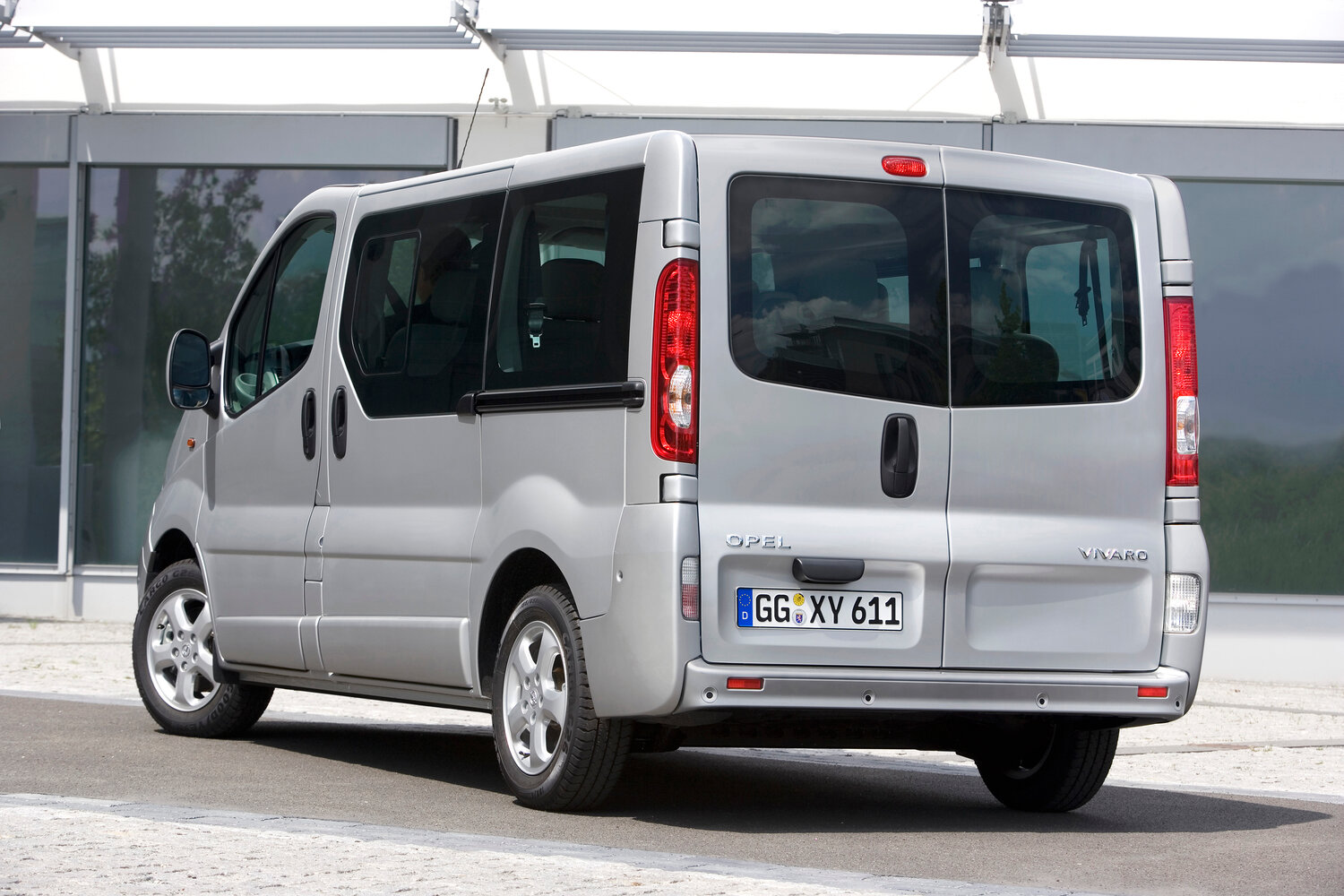 Opel Vivaro, A Рестайлинг, 2006–2014, Минивэн: Вид сзади в три четверти