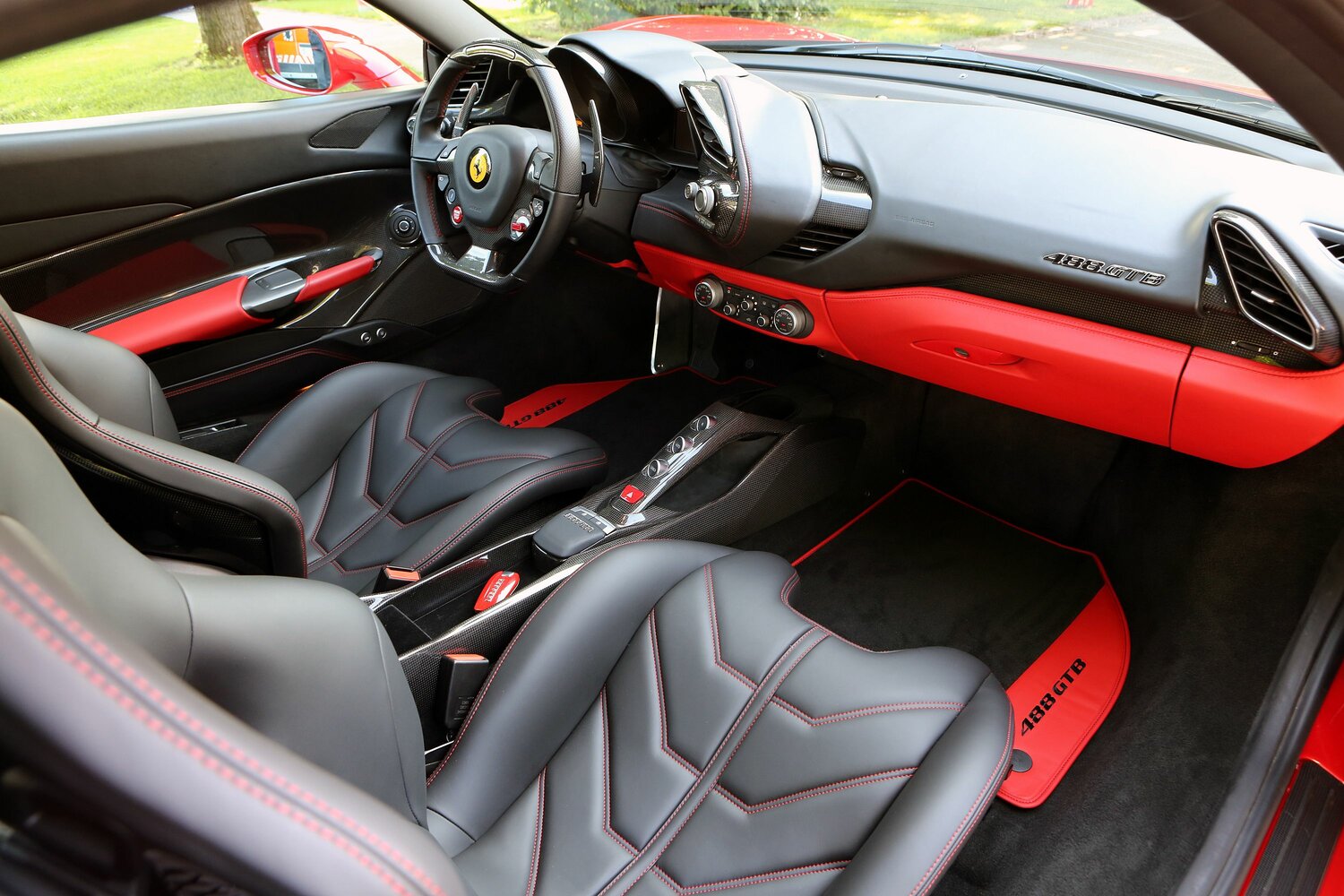 Ferrari 488, , 2015–2019, Купе GTB: Передняя часть салона