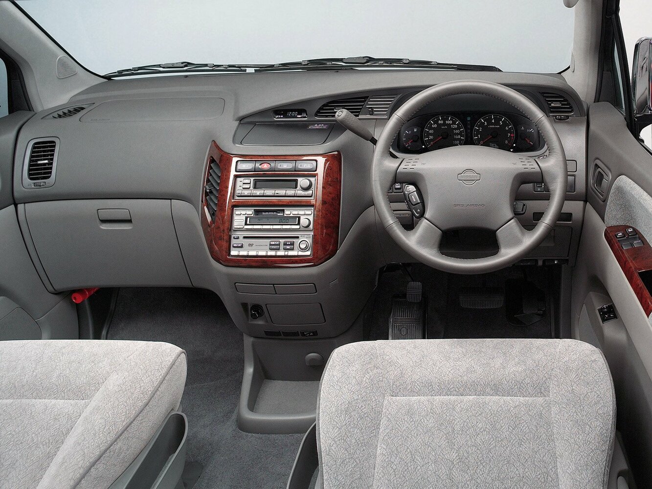 Nissan Elgrand, I (E50), 1997–2002, Minivan Caravan Elgrand: Front cabin