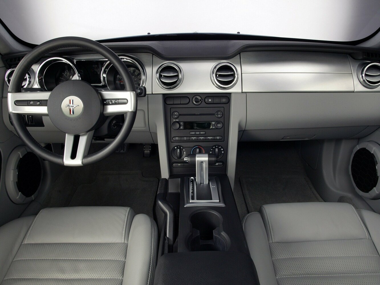 Ford Mustang, V, 2004–2009, Купе: Передняя панель