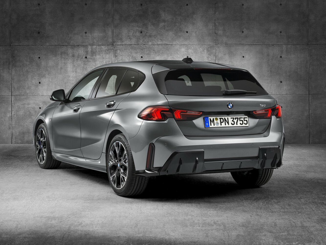 BMW 1 серии, IV (F70), 2024–2026, Хэтчбек 5 дв.: Вид сзади в три четверти