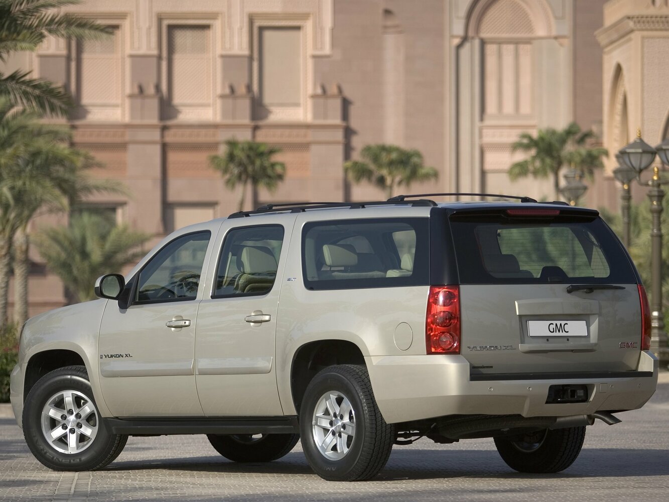 GMC Yukon, III (GMT900), 2006–2014, Внедорожник 5 дв. XL: Вид сзади в три четверти
